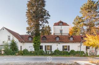 Ontdek deze unieke renovatie opportuniteit in het centrum van Elingen. Deze villa is gelegen op een prachtig perceel met unieke vergezichten. Met...