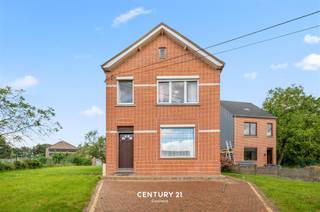 <p>Deze te renoveren vrijstaande woning is gelegen op de Staatsbaan, een belangrijke verbindingsweg tussen Sint-Joris-Winge, Kessel-Lo en het Leuvense treinstation (op een 7-tal km). Het betreft een levendige omgeving in volle ontwikkeling, dagelijks doorkruist door duizenden fietsers en passanten. In de directe omgeving vind je tal van winkels, horecazaken en faciliteiten. Bovendien bereik je het station van Leuven in slechts 20 minuten met de fiets en bevindt er zich een bushalte in de buurt.</p><p>Deze goed onderhouden woning met charmante voortuin biedt tal van mogelijkheden om ze volledig naar eigen smaak te renoveren en in te richten. Op het gelijkvloers bevindt zich een inkomhal met trap naar de eerste verdieping en naar de kelder, een bijzonder ruime en lichtrijke leefruimte die aansluit op de keuken. Vanuit de keuken geniet u van een mooi zicht op de grote tuin met terras en praktische tuinberging. Verder vindt u op deze verdieping een badkamer uitgerust met een ligbad, douche, lavabo en aansluiting voor een wasmachine. De eerste verdieping omvat twee volwaardige slaapkamers (meerdere mogelijk). Via een vaste trap bereikt u de zolderverdieping, waar uitbreiding of het creëren van extra kamers zeker tot de mogelijkheden behoort.</p><p>De woning is gelegen op een ruim perceel van maar liefst 16 are 20 ca, wat zorgt voor een aangename buitenruimte en tal van mogelijkheden voor tuinliefhebbers. Een ideale woning voor wie op zoek is naar ruimte, potentieel en de kans om een eigen thuis te creëren. Interesse? Bel of mail Jacky op jacky@connect-immo.be of 0495 534 649</p><p>EPC 445 kWh/m² - UC:3819905 - Label E<br />Ag-Gdv-Gvkr-Gvv</p>