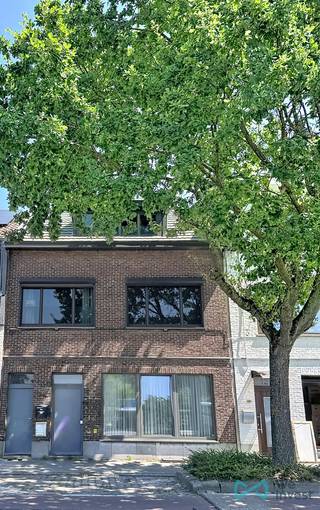 Bent u op zoek naar opbrengsteigendom of woning met praktijk-of handelsruimte? Dan is deze rijwoning in het centrum van Leopoldsburg precies wat u zoekt. Dankzij de centrale ligging en de ruime indeling vormt deze woning de ideale basis voor tal van mogelijkheden.<br /><br />De woning beschikt over een gezellige leefruimte, een keuken, drie volwaardige slaapkamers en twee badkamers. De praktische indeling biedt heel wat mogelijkheden om de ruimtes volledig af te stemmen op uw woonwensen en hedendaagse comforteisen.<br /><br />De ligging is een absolute troef. Winkels, scholen, openbaar vervoer, horecazaken en andere dagelijkse voorzieningen bevinden zich op wandelafstand. Bovendien geniet u van een vlotte verbinding naar de omliggende gemeenten en belangrijke invalswegen, wat deze woning ook interessant maakt voor pendelaars.<br /><br />Of u nu een starter, handige doe-het-zelver of investeerder bent, deze woning biedt een uitstekende kans om een eigendom met veel potentieel om te vormen tot een comfortabele thuis of een waardevolle investering.<br /><br />Laat deze opportuniteit niet aan u voorbijgaan en plan vandaag nog een bezoek. Ontdek zelf de mogelijkheden die deze woning te bieden heeft na een telefonische afspraak.<br /><br />Voor snelle beslissers! Tel. 011 76 76 76