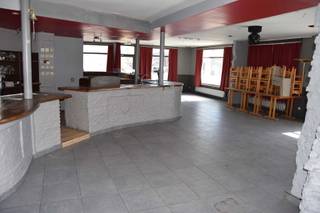 Gunstig gelegen handelspand met woonst vlakbij het centrum van Geel en de ringweg bestaande op de gelijkvloerse verdieping uit: commerciële ruimte...