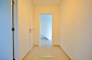 Deze <strong>nieuwbouwwoning</strong> is gelegen in de nabijheid van het centrum van Avelgem, met tal van lokale handelszaken, scholen en openbaar vervoer. Op wandelafstand van de Schelde, kortom een ideale combinatie tussen rust en comfort!<br /><br />Met een<strong> bewoonbare oppervlakte van 180m²</strong>, werd aandacht besteed aan een aangenaam ruimtegevoel gecombineerd met een volledige afwerking met kwalitatieve materialen. <strong>Indeling </strong>gaat als volgt: inkomhal, gastentoilet, berging/wasplaats, woon- en eetkamer met een goed uitgeruste keuken. De bovenverdieping bestaat uit een overloop, een badkamer,<strong> 3 slaapkamers </strong>en berging. Verder geniet deze woning van een volledig omheinde tuin met <strong>aangelegd terras</strong>.<br /><br /><strong>Kenmerken</strong>: Ventilatiesysteem C, regenwater, warmtepomp, zonnepanelen, vloerverwarming, inspraak in materiaalkeuze: sanitaire toestellen, keukenmeubilair, keuken toestellen, vloeren...<br /><br />Prijzen excl. BTW , registratie en andere kosten.<br />Interesse? Contacteer Els 0478 61 64 34 of els@immoroman.be