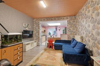 <p>In het centrum van Ninove bevindt zich deze instapklare gesloten bebouwing met een verrassend ruime indeling!</p><p>De woning beschikt over vier volwaardige slaapkamers, wat ze bijzonder geschikt maakt voor grotere gezinnen, thuiswerk of hobbyruimte. De leefruimte en keuken lopen naadloos in elkaar over, wat zorgt voor een open en aangenaam ruimtegevoel.</p><p>Achteraan geniet u van een zuidgericht stadstuintje, ideaal om in alle rust van de zon te genieten, met bovendien extra bergruimte. De zolderverdieping biedt bijkomende stockage.</p><p>Op technisch vlak scoort de woning eveneens goed: EPC-label C, verwarming op gas, conforme elektriciteit, een nieuw dak (2014) en nieuwe ramen aan de voorzijde (2020) zorgen voor een solide en zorgeloze basis.</p><p>Dankzij de centrale ligging bevinden winkels, scholen en openbaar vervoer zich op wandelafstand. Deze woning is dan ook ideaal voor zowel starters als investeerders die op zoek zijn naar een interessante opportuniteit in Ninove.</p><p>Voor meer informatie of het inplannen van een bezoek kan u steeds contact opnemen met ons kantoor.</p>