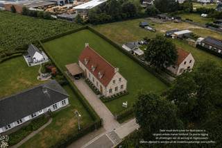 <p><strong>Prachtige, zuidgerichte bouwgrond van maar liefst 2454m² voor het bouwen van een ruime, open bebouwing. Dit alles op een landelijke toplocatie met zicht over de velden. </strong></p>
<p><strong>Ligging:<br /></strong>De Schransstraat is een rustig, landelijk straatje net buiten de dorpskern van Morkhoven. Het stadscentrum van Herentals maar ook Herenthout, Westerlo en Hulshout zijn op fietsafstand. De op- en afrit van de E313 Antwerpen-Hasselt is op slechts 10 min. rijden.</p>
<p><strong>Beschrijving:<br /></strong>Met een straatbreedte van maar liefts 30 meter is deze bouwgrond uiterst geschikt voor het realiseren van een prachtige, open bebouwing op een rustige, landelijke toplocatie in Morkhoven.<br />Met 2454m² is dit perceel uniek en ideaal voor het creëren van een ruime woning met prachtige tuin. Wie graag hobbydieren houdt of een prachtig gazon wil, is hier aan het juiste adres.<br /><br />De grond is georiënteerd op het Zuiden. Vooraan kijk je uit over de lokale Velden en weiland.<br /><br />Bijgebouwen tot 40m² zijn toegestaan in de achtertuin.</p>
<p>Voor meer info of het bekomen van bouwvoorschriften kan u terecht op ons kantoor, na afspraak via het nummer 014 95 37 50.</p>
<p><strong>Perceelscore:</strong> B<br /><br /><strong>Bijzondere informatieplicht:</strong> Geen omgevingsvergunning voor stedenbouwkundige handelingen uitgereikt, woongebied, geen rechterlijke herstelmaatregel of bestuurlijke maatregel opgelegd, geen voorkooprecht ruimtelijke ordening, omgevingsvergunning voor het verkavelen van gronden uitgereikt.</p>