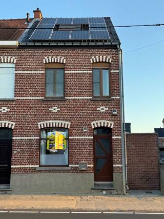 Welkom in deze karaktervolle woning op de Tervuursesteenweg te Bertem, een huis dat de perfecte balans biedt tussen centrale bereikbaarheid en rust. Hoewel de woning zich bevindt aan een verbindingsweg, geniet u van absolute sereniteit dankzij de achterzijde die uitgeeft op de rustige Geen-Straat. Via deze doodlopende straat beschikt u bovendien over een discrete achteringang én twee privé parkeerplaatsen. Ideaal voor wie comfort en privacy op prijs stelt.<br />Deze halfopen bebouwing is een echte troef op energetisch vlak. Dankzij 18 zonnepanelen met groenestroomcertificaten die nog lopen tot 2030 en een gunstig EPC-label B, bent u verzekerd van een lage energiefactuur én een milieuvriendelijke woning.<br />Binnenin valt meteen de doordachte indeling en het wooncomfort op. De achteringang geeft uit op een functionele gang met ingebouwde kasten, voorzien van aansluiting voor wasmachine en droogkast. Uniek is het wellnessgedeelte op het gelijkvloers, met een inloopdouche én een Finse sauna met infraroodfunctie. Thuiskomen wordt hier pure ontspanning.<br />De leefruimte is open en licht: woonkamer, eetkamer en keuken vloeien naadloos in elkaar over en bieden uitzicht op het terras en de tuin, waar rust centraal staan. Een apart gastentoilet vervolledigt deze verdieping.<br />Op de eerste verdieping vindt u een ruime master bedroom met praktische inbouwkasten. De badkamer is uitgerust met zowel een bad als een douche, en er is bovendien een handige berging aanwezig. De zolderverdieping biedt nog twee gezellige, lichtrijke kamers met Velux-ramen — perfect als slaapkamers, bureauruimte of hobbykamers.<br />Alsof dat nog niet genoeg is, beschikt de woning over een ruime kelder en een tuin met twee multifunctionele tuinhuizen. Deze kunnen dienen als opslagruimte, werkatelier, of zelfs als volière, aan u de keuze!<br />De ligging in het landelijke Bertem is uitstekend: vlot bereikbaar via belangrijke invalswegen, maar toch geniet u hier van het rustige dorpsgevoel en een groene omgeving. Winkels, scholen, natuur en openbaar vervoer bevinden zich binnen handbereik. Hier komt u écht tot rust, terwijl u toch snel in Leuven of Brussel staat.<br />Bent u op zoek naar een energiezuinige, comfortabele woning met verrassend veel ruimte, gelegen op een toplocatie? Dan is dit uniek huis in Bertem beslist een bezoek waard!