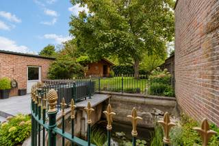 <p>Ruime gezinswoning met 4 slaapkamers, garage, tuin en EPC B<br /><br />399.000 is een startprijs <br /><br />Deze verrassend ruime woning aan de Iepersestraat 602 in Roeselare biedt heel wat leefruimte, 4 slaapkamers, een garage, parkeermogelijkheid op eigen terrein en een aangename tuin. <br /><br />Met een EPC-label B is de woning bovendien energetisch interessant.<br /><br />De ruime leefruimte geniet dankzij twee grote raampartijen van veel natuurlijk licht. Er is voldoende plaats voor meerdere zit- en eetruimtes. <br />Aansluitend bevindt zich de open keuken, voorzien van heel wat ingebouwde kasten en geïntegreerde toestellen. Het grote schuifraam zorgt voor een aangename verbinding met het terras en de tuin.<br /><br />Op het gelijkvloers bevindt zich ook een aparte ruimte die perfect kan dienen als bureau, hobbyruimte of extra kamer. Daarnaast is er een praktische berging/kelder met plaats voor wasmachine, droogkast, voorraadrekken en extra opslag.<br /><br />De badkamer beschikt over een douche, dubbele lavabo met spiegel en natuurlijk licht dankzij het raam. Op de verdieping bevinden zich 4 ruime slaapkamers. Ook de zolder biedt nog heel wat bijkomende bergruimte.<br /><br />Buiten beschikt de woning over meerdere sterke troeven. Via de poort links van de woning kan u met de wagen tot op het perceel rijden en parkeren. Daarnaast is er nog een aparte garage. Op de koer is voldoende plaats om fietsen te stallen.<br /><br />Achteraan bevindt zich een ruim terras met een verhoogd gedeelte waar perfect een loungehoek kan worden ingericht. Verder geniet u van een groene tuin met een mooie volwassen boom en een tuinhuis.<br /><br />Troeven:<br />✔ 4 ruime slaapkamers<br />✔ EPC B – 159 kWh/m²<br />✔ Individuele centrale verwarming op gas met condenserende ketel<br />✔ Ruime en lichtrijke leefruimte<br />✔ Open keuken met ingebouwde kasten en toestellen<br />✔ Bureau/hobbyruimte<br />✔ Berging/kelder<br />✔ Ruime zolder<br />✔ Oprit en parkeergelegenheid op eigen terrein<br />✔ Garage<br />✔ Terras en tuin<br />✔ Tuinhuis<br />✔ Parkeermogelijkheden voor de deur en in de straat <br /><br />Een bezoek inplannen? Contacteer Eva via 0475 69 38 22 of eva@vicusvastgoed.be.</p>