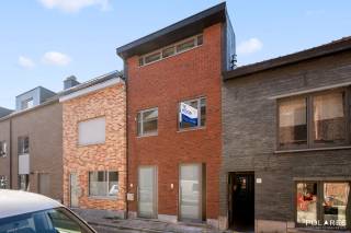 Wonen in Leuven én tegelijk genieten van maandelijkse huurinkomsten? Of op zoek naar een volledig vernieuwde investering op een locatie waar de vraag naar studentenhuisvesting groot blijft? Gildenstraat 12 combineert beide.<br /><br />Dit pand uit 2014 werd in 2026 volledig gerenoveerd en heringericht tot een energiezuinig opbrengsteigendom van ca. 210 m² met EPC B. Het duplexappartement beschikt over twee slaapkamers, een tuin en terras. De nieuwe keuken moet nog geplaatst worden en is inbegrepen in de verkoopprijs. <br /><br />De drie studentenkamers vormen een afzonderlijk geheel met een eigen ingang, keuken en badkamer. Zo blijven privéwonen en studentenhuisvesting mooi van elkaar gescheiden.<br /><br />De ligging is een absolute troef: in een rustige, autoluwe straat vlak bij de Tiensestraat en op wandel- en fietsafstand van het Leuvense stadsleven, KU Leuven, winkels, horeca en het station. <br /><br />Een interessante combinatie voor zowel de investeerder als de koper die centraal wil wonen en tegelijk huurinkomsten wil genereren. De akte kan snel worden ingepland. Ook een overname van de aandelen van de vennootschap waarin het vastgoed zich bevindt, is bespreekbaar, onder voorbehoud van juridisch en fiscaal advies.<br /><br />Voor meer informatie of een bezoek ter plaatse bel je naar Brecht van Polares op het nummer 0484/564422 of door te mailen naar brecht@polares.eu