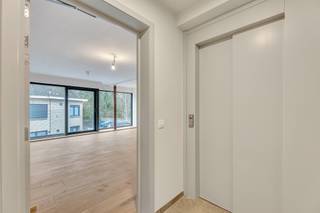<p>Voor meer info of een bezoek, bel 053 59 49 34 - Op een <strong>toplocatie </strong>in Geraardsbergen bevinden zich deze 3 volledig afgewerkte<strong> nieuwbouwappartementen. Scholen, winkels, openbaar vervoer en het centrum van Geraardsbergen bevinden zich op wandelafstand. </strong>Het gelijkvloers appartement omvat een inkomhal, lichtrijke leefruimte met open (volledig geïnstalleerde) keuken, praktische bergruimte, apart toilet, badkamer (met inloopdouche) en een ruime slaapkamer. Tevens beschikt het appartement over een zeer ruim binnenterras waarbij er onmiddellijke connectie is met de leefruimte, waardoor we enorm <strong>lichtrijke eet- en leefruimtes</strong> creëren! Bouwplannen of verdere informatie kan verkregen worden op kantoor. <strong>De appartementen zijn volledig afgewerkt & instapklaar - Vloerverwarming - Zonnepanelen - Toplocatie! </strong><br /><br /><strong>*Prijs vermeld in de advertentie betreft prijs excl. BTW en kosten.</strong><br /><strong>Mogelijkheid tot aankoop aan 6% BTW!</strong></p>