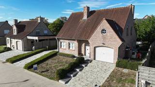 Hedendaagse villa met 4 slks, inpandige garage en mooie aangelegde tuin.<br /><br />In deze rustige buurt heeft dit koppel 12 jaar gewoond. Een goed bereikbare, toch rustige buurt in Moorslede. De woning heeft 2 opritten, ene naar inpandige garage en ene naar de achterliggende garage met tuinberging.<br /><br />Inkom met apart toilet en directe toegang naar garage/keuken/leefruimte. De leefruimte is voorzien van een gezellige gashaard, vele raampartijen en is vrij ruim. Een aparte keuken is voorzien met alle toestellen en genoeg plaats voor een eettafel met zicht op tuin en terras. Aansluitend is er een grote bergkast (eik), apart wasplaats en garage. Ook is er een droge kelder.<br /><br />Het verdiep bevat een apart toilet, vernieuwde badkamer (douche, ligbad, wastafel,..) en 4 echt ruime slaapkamers. Inmaakkasten, netjesgeschilderd, verduistering,…<br /><br />De tuin heeft 2 terrassen en is enorm mooi aangelegd. Privacy en rust vind je hier zeker terug!<br /><br />PLUSPUNTEN:<br />+ goed onderhoud<br />+ rustige buurt<br />+ 4 slks<br />+ 2 garages