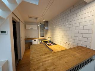 Net naast het bruisende centrum van Gent, dichtbij alle voorzieningen, vinden we deze gezellige stadswoning in de Tarwestraat. De woning is gelegen in een rustige straat met eenrichtingsverkeer, nabij tal van parkeermogelijkheden en het openbaar vervoer. Ook het centrum van Gent is vlot bereikbaar.<br /><br />De woning omvat een gezellige woonkamer met open keuken, een badkamer met inloopdouche, twee slaapkamers en een aangenaam koertje achteraan.<br /><br />De woning is onmiddellijk beschikbaar. Domicilie plaatsen is verplicht. <br /><br />De zetel, ingemaakte kasten en bedframe zullen blijven staan in de woning voor de volgende huurder.<br /><br />Conformiteitsattest is in opmaak <br /><br />Wenst u deze woning te bezichtigen? Reserveer dan eenvoudig uw tijdslot via onze website (immovercruysse.be > Te huur > selecteer dit pand > klik op 'Plan uw bezoek' > reserveer het gewenste tijdslot). Bezoekmoment komt weldra op de website.<br />LET OP: telefonisch en per mail worden geen aanvragen behandeld.