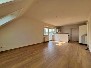 📍 Adres: Molendreef 91 bus 4 - 9920 Lievegem<br /><br /><strong>✨ Beschrijving</strong><br />Op de tweede verdieping bevindt zich dit energiezuinige appartement, ideaal gelegen in het hart van Lovendegem. Alles wat je nodig hebt ligt op wandelafstand – winkels, openbaar vervoer en andere voorzieningen.<br /><br /><strong>🛋️ Indeling</strong>
<ul>
<li>Ruime, lichtrijke woonkamer</li>
<li>Aangenaam aaneensluitend overdekt terras</li>
<li>Open keuken</li>
<li>Badkamer met bad/douche combinatie</li>
<li>1 slaapkamer</li>
</ul>
<br /><strong>🚗 Extra’s</strong>
<ul>
<li>Garagebox inbegrepen – handig voor parkeren of extra bergruimte</li>
<li>Energiezuinig wonen (EPC-label B)</li>
<li>Centrale ligging met alles binnen handbereik</li>
</ul>
<br />💶 Huurprijs: €775,00 / maand + €15,00 / maand provisie <br />📅 Beschikbaar: op 01/10/2026<br /><br />Bezoekdag: op maandag 06/07 tussen 16:30u en 18u, <strong>mits het maken van een afspraak.</strong><br /><br />📞Had u graag meer informatie of een rondleiding gehad in deze woning? Aarzel dan niet om ons te contacteren op 09 395 05 40 of verhuur@concept-home.be