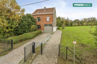 Bent u op zoek naar een oase van rust en ruimte? Dan is deze uitzonderlijke woning in een zeer rustige omgeving exact wat u zoekt! Dit huis is...