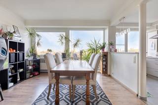 <p>Ben je op zoek naar een ruim appartement met een mooi uitzicht, een aangenaam terras en een uitstekende ligging?<br />Dan is dit appartement op de vijfde verdieping zeker het ontdekken waard!<br /><br />Je komt binnen via de inkomhal met ingemaakte kast en apart gastentoilet. De ruime woonkamer biedt plaats aan een gezellige zit- en eethoek en sluit aan op de volledig geïnstalleerde keuken. Vanuit de keuken toegang tot het aangenaam terras met prachtig zicht op Antwerpen. <br />Het appartement beschikt over <strong>twee slaapkamers</strong>, waarvan één rechtstreeks toegang geeft tot het tweede terras.<br />De badkamer is ingericht met een ligbad en een lavabomeubel.<br />Ook op technisch vlak zijn er interessante pluspunten. Het dak en de gevels van het appartementsgebouw werden geïsoleerd.<br />Het appartement beschikt over centrale verwarming op aardgas en een combinatie van pvc-ramen met hoogrendementsbeglazing en houten ramen met dubbele beglazing.<br />Bovendien is een <strong>ondergrondse autostaanplaats</strong> inbegrepen in de prijs.<br /><br />De ligging maakt het geheel compleet. Je woont hier op wandelafstand van winkels, horeca en openbaar vervoer.<br /><br /><strong>Troeven</strong></p>

<ul>
	<li>Gelegen op de vijfde verdieping</li>
	<li>Twee slaapkamers</li>
	<li>Gezellig terras met uitzicht over Antwerpen en het groen</li>
	<li>Ondergrondse autostaanplaats inbegrepen</li>
	<li>Dak en gevels geïsoleerd</li>
	<li>Winkels, horeca en openbaar vervoer op wandelafstand</li>
</ul>

<p>Een leuk appartement met een mooi uitzicht en een uitstekende bereikbaarheid.<br />Tevens interessant als opbrengsteigendom.<br /><br />Benieuwd? Bel ons op 03/775.78.79 voor meer informatie of een bezoek ter plaatse.<br />Ben je ook van plan jouw eigendom te verkopen? Maak een afspraak voor een gratis schatting, wij maken er samen een succesverhaal van.</p>