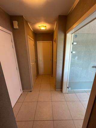 Op de 1e verdieping van de stijlvolle Residentie Tor-Azur bevindt zich dit goed onderhouden en ruime 2-slaapkamer appartement. De ligging is ideaal, vlakbij het centrum met alle praktisch gemak en ontspanningsmogelijkheden.<br />Het appartement heeft volgende indeling: <br />inkomhal met gastentoilet, gezellige en lichtrijke leefruimte met uitgeruste open keuken (spoelbak, kookplaat, oven, koelkast, dampkap, vaatwas), praktische bergplaats/wasplaats, 2 slaapkamers, ingerichte badkamer met douche en lavabomeubel, ten slotte is er het zonnig terrasje en ook nog een praktische private kelderberging die u extra bergruimte biedt. <br />De lichtrijke leefruimte met ramen rondom is hier een uitzonderlijke troef die het aangename woongevoel onderstreept en mooie lichtinval toelaat. De bewoonbare oppervlakte is ruim bemeten met 84 m².<br />Technisch: centrale verwarming aardgas, kunststof schrijnwerk met hoogrendementsbeglazing, <br />In het gebouw is een gemeenschappelijke fietsenberging aanwezig, alsook een lift.