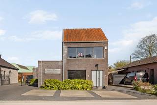 Ontdek deze verrassend ruime en veelzijdige woning, rustig gelegen nabij het centrum van Sint-Niklaas. Dankzij de centrale ligging geniet je van...