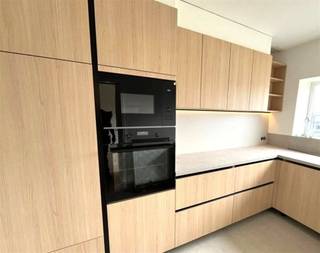 Dit totaal gerenoveerd appartement op een topligging werd ingericht met het oog op comfort en energiezuinig wonen. De moderne keuken en...