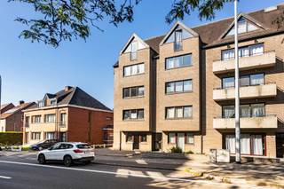 Dit comfortabele en goed gelegen appartement bevindt vlakbij het OLV-ziekenhuis en met een uitstekende verbinding naar de E40 richting Gent...