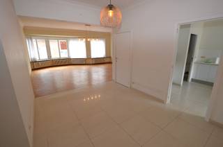 Zeer goed onderhouden, instapklaar appartement op de 2de verdieping in een kleine residentie met 5 appartementen, op topligging in hartje Oostende. <br /><br />Indeling: <br />Ruime inkomhal, afzonderlijk toilet, berging, woonkamer met parket mooi uitzicht over de Groentemarkt, ruime en volledig ingerichte keuken met berging, voorzien van aansluiting voor wasmachine, badkamer met inloopdouche, toilet en wastafel, 2 slaapkamers met parket, ruim terras achteraan. <br /><br />- Veiligheidsdeur<br />- Elektriciteit is conform<br />- Privatieve kelderberging.