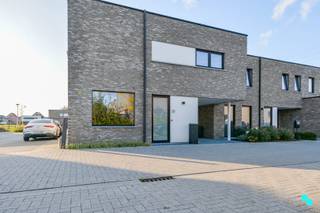 Deze ruime en energiezuinige nieuwbouwwoning met 3 slaapkamers heeft een bewoonbare oppervlakte van 145m² (volgens EPC-attest). De halfopen...