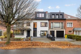 <p><span>Hoogwaardig gerenoveerde woning in Edegem te Molenveld, een absolute topper!</span></p><p><span> </span></p><p><span>Deze schitterende woning combineert hedendaags wooncomfort met een luxueuze afwerking, inclusief mooie parketvloeren in de woonruimtes (gelijkvloers en eerste verdieping). </span></p><p><span>Met vier slaapkamers en twee badkamers is er volop ruimte voor gezinnen of wie gewoon van extra comfort houdt. </span></p><p><span> </span></p><p><span>De grote raampartijen laten overvloedig natuurlijk licht binnen, waardoor elk vertrek warm en uitnodigend aanvoelt.</span></p><p><span> </span></p><p><span>De woning ligt op een absolute toplocatie in Edegem, in een kindvriendelijke buurt met alles binnen handbereik: scholen, winkels, openbaar vervoer en recreatiemogelijkheden. Bovendien zijn de verbindingswegen uitstekend, zodat je vlot in Antwerpen, Brussel of de omliggende gemeenten bent.</span></p><p><span> </span></p><p><span>Extra troeven: EPC A, zonnepanelen, veel praktische inbouwkasten, airco in de master bedroom, hoogwaardige materialen en een tuin met polybeton terras perfect om te ontspannen en van zonnige dagen te genieten. </span></p><p><span> </span></p><p><span>Te veel troeven om op te sommen, dus plan snel je bezoek om de rest zelf te ontdekken!</span></p><p><span> </span></p><p><span>Wil je deze parel zelf ervaren? Vraag vandaag nog je bezoek aan!</span></p>