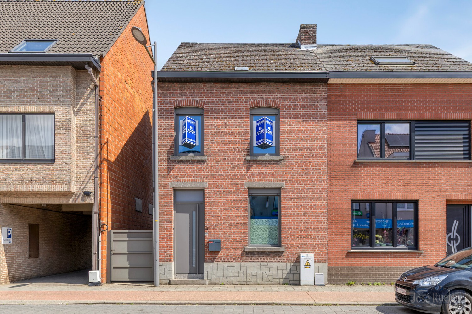 Goede gelegen gezinswoning met zij-ingang en grote tuin. - foto 1