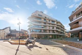 De Bonnefant, wonen in het midden van de stad en toch omgeven door groen. Tussen de gebouwen van de De Bonnefant is een groene doorsteek gecreëerd die de Demerstraat rechtstreeks verbindt met het Begijnhof. Een extra groene beleving is verzekerd door de twee gemeenschappelijke binnentuinen bovendien hebben veel appartementen een terras met geïntegreerde plantenbakken en automatisch beregeningssysteem.<br /><br />Het bestaande RTT-gebouw is volledig gerenoveerd met het behoud van iconiciteit en verder uitgebreid met energiezuinige nieuwbouw. Dit wordt aangeboden met een prachtig afgewerkte en beveiligde gemeenschappelijke inkomhal, ruime ondergrondse parkeerplaats en verschillende privatieve fietsenstallingen.<br /><br /><br />Appartement met wintertuin A4.Ap.05 - 4e verdieping - Gebouw A<br /><br />- bewoonbare oppervlakte: 137m²<br />- oppervlakte terras: 24m²<br />- ruime en lichtrijke leefruimte met open keuken en kookeiland<br />- masterbedroom met inloopdressing en ensuite-badkamer met dubbel wastafel, ligbad en inloopdouche<br />- 2e slaapkamer met ensuite badkamer<br />- berging<br />- prachtig terras met verschuifbare, glazen panelen<br />- privatieve, ondergrondse autostaanplaats<br /><br />6% BTW (onder voorwaarden). Ideale investeringsopbrengst.<br />Wenst u meer informatie over dit uitzonderlijk project, ontvangen we u graag op afspraak op ons kantoor.<br />Contacteer ons telefonisch 011/36 86 86 of via email: vastgoed.hasselt@hillewaere.be<br />Tot binnenkort !