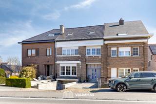 VALIMMAS verkoopt te Mazenzele deze ruime en degelijke rijwoning met garage en mooie tuin op ± 4 are... Het gelijkvloers bestaat uit een...