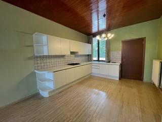 Gelijkvloerse woonst met twee slaapkamers en voorzien van een grote tuin!Vlotte verbinding naar de omliggende gemeenten en verbindingswegen.Het...