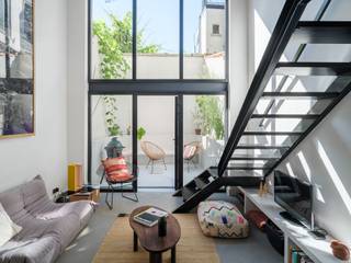 <strong>Karaktervolle burgerwoning die baadt in natuurlijk licht, met drie slaapkamers en een aangename buitenruimte op enkele stappen van het historische centrum.</strong><br /><br /><em>Voor meer informatie, mail naar info@carloeggermont.be</em><br /><br />Deze lichtrijke en instapklare woning werd in 2018 kwalitatief gerenoveerd en is ideaal gelegen nabij het Industriemuseum en het groene Baudelopark. Ook het bruisende Dok Noord, met hippe restaurants en hotspots, ligt vlak bij.<br /><br />Binnen valt meteen het uitzonderlijke ruimtegevoel op. De royale plafondhoogtes, de vide en de grote raampartijen zorgen voor een overvloed aan natuurlijk licht en geven de woning een bijzonder open karakter. De zwarte stalen structuren en de open trap vormen een mooi contrast met de lichte afwerking en warme houten accenten.<br /><br />De leefruimte loopt naadloos over in de open keuken en eetplaats, terwijl de grote glaspartij achteraan een sterke verbinding creëert met de gezellige buitenruimte.<br /><br />We betreden deze burgerwoning die ons aan de voorzijde een praktische voorplaats biedt. Deze geeft plaats aan een vestiaire, technische berging en plaats voor de fiets. Verder vinden we een bureauruimte op de mezzanine die zicht geeft op het grote raam en de dubbele hoogte.<br /><br />Een niveau lager vinden we de open leefruimte met toegang tot de tuin, de eetplaats en de open keuken. Achtergelegen vinden we nog plaats voor de wasmachine en een gastentoilet.<br /><br />Op de eerste verdieping vinden we de hoofdslaapkamer voorzien van op maat gemaakte kasten en een ruime badkamer voorzien van dubbele wastafel, ligbad, toilet en inloopdouche.<br /><br />Op de bovenste verdieping vinden we nog 2 kamers waarvan 1 voorzien is van een ruime mezzanine (zolder).<br /><br /><strong>Kortom, een verrassend ruime stadswoning waar licht, architectuur en wooncomfort mooi samenkomen.</strong>