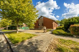 Op zoek naar een comfortabele, gelijkvloerse woning met potentieel in een rustige en groene omgeving? Deze charmante woning op een perceel van 554 m² is gelegen in een kalme straat vlakbij het centrum van Moen, en combineert rust, ruimte en functionaliteit op één niveau.<br />Bij het betreden van de woning kom je terecht in een ruime inkomhal met vestiaire en apart toilet. De lichtrijke woonkamer biedt een prachtig uitzicht op het zonnige terras dat naadloos overgaat in de volwassen tuin — ideaal voor tuinliefhebbers of wie graag geniet van het buitenleven in alle privacy.<br />De woning beschikt over een aparte keuken, twee ruime slaapkamers, een praktische badkamer, en twee bergingen die zorgen voor extra opbergruimte of hobbyruimte.<br />Voor de woning is er parkeergelegenheid voorzien, en achteraan het perceel is er mogelijkheid om een garage te plaatsen, mits het verkrijgen van een bouwvergunning.<br />Met een aantal energiezuinige verbeteringswerken kan dit huis omgevormd worden tot uw ideale droomwoning, perfect voor wie op zoek is naar rust, comfort en alles op het gelijkvloers.<br /><br />Troeven op een rijtje:<br />- Volledig gelijkvloers wonen op 500 m²<br />- Zonnig terras met zicht op een volwassen tuin<br />- 2 grote slaapkamers + 2 bergingen<br />- Rustige ligging, nabij het centrum van Moen<br />- Parking vooraan, mogelijkheid tot garage achteraan<br />- Grote renovatiemogelijkheden naar energiezuinige woning<br /><br />Elk bod wordt voorgelegd aan de eigenaars.