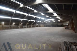 Loods/magazijn (1525 m²) met bureel (48 m²) en niet-overdekte parking (610 m²). De loods is niet-geisoleerd en niet verwarmd...