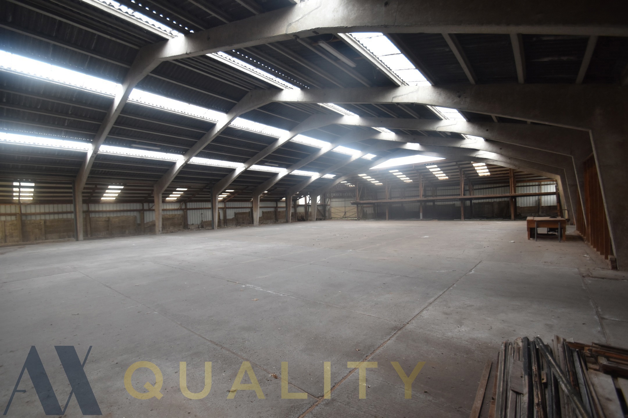 Loods/magazijn (1525 m²) met bureel (48 m²) en niet-overdekte parking (610 m²). - foto 1