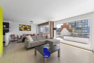 Dit karaktervolle appartement is gelegen op de bovenste verdieping van een stijlvolle residentie met een prachtige, karaktervolle gevel. Dankzij de centrale ligging bevindt u zich op wandelafstand van het station, de winkelstraat, supermarkten en het groene 'Bosje'.<br /><br />De absolute blikvanger van dit appartement is zonder twijfel het fenomenale, open uitzicht op de jachthaven en de iconische Mercator. Vanop het zonnige terras geniet u de hele dag door van een uniek panorama en een ontspannen sfeer.<br /><br />Doordat het appartement over de volledige breedte van het gebouw is ingedeeld, baadt de woning in het natuurlijke licht. De ruime en lichtrijke woonkamer is bovendien uitgerust met airconditioning, wat zorgt voor extra comfort tijdens warme zomerdagen.<br /><br />Verder beschikt het appartement over twee volwaardige slaapkamers, een volledig geïnstalleerde keuken met aansluitend een praktische berging en een recent vernieuwde badkamer met een moderne inloopdouche.<br /><br />Ook op technisch vlak scoort deze eigendom uitstekend, met een energiezuinig EPC-label A en een conforme, blanco elektrische keuring.<br /><br />Als extra troeven beschikt het gebouw over een gemeenschappelijke fietsenberging en is er de mogelijkheid om een staanplaats aan te kopen.<br /><br />Bent u op zoek naar een instapklaar appartement met een uitzonderlijk uitzicht, veel lichtinval en een toplocatie? Dan is dit appartement beslist een bezoek waard.