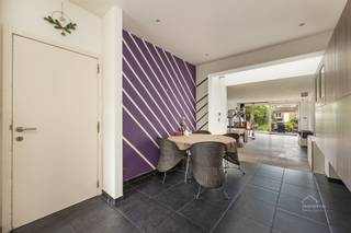 <p><span>Instapklare woning met ruime tuin in Antwerpen te koop! </span></p><p><span>Ontdek deze ruime gezinswoning in Antwerpen met een bewoonbare oppervlakte van ca. 195 m². De woning combineert een praktische indeling met moderne afwerking en veel natuurlijke lichtinval.</span></p><p><span>Via de inkomhal bereikt u het gelijkvloers, waar zich de ruime leefruimte en eetplaats bevinden. Aansluitend vindt u de volledig geïnstalleerde open keuken, voorzien van maatwerkkasten, voldoende werkruimte en moderne toestellen. Dankzij de grote raampartijen en de directe toegang tot de tuin geniet u hier van een aangename verbinding tussen binnen- en buitenruimte. Verder beschikt het gelijkvloers over een extra gastentoilet.</span></p><p><span>Op de verdieping bevinden zich 3 volwaardige slaapkamers en de badkamer. De badkamer is uitgerust met een douche, bad en dubbele wastafel. Eén van de slaapkamers wordt momenteel ingericht als wasruimte en beschikt over de aansluitingen voor een wasmachine en droogkast.</span></p><p><span>De woning biedt daarnaast verschillende mogelijkheden voor een hobbyruimte, bureau of extra opbergruimte, afhankelijk van uw noden. De moderne tegelvloer en de verzorgde afwerking zorgen voor een eigentijdse uitstraling doorheen de volledige woning.</span></p><p><span>Een ideale woning voor gezinnen of koppels die op zoek zijn naar ruimte, comfort en een praktische indeling op een goede ligging in Antwerpen.</span></p><p><span> </span></p><p><span>Vrijblijvend advies met gratis schatting van uw eigendom? Neem gerust contact met ons op! </span></p><p><span> </span></p><p><span>Jessica Wojcik</span></p><p><span><span>Jessica@homeforyou.be</span></span></p><p><span>+32 488 24 97 20</span></p><p><span>7/7 bereikbaar</span></p><p><span> </span></p>