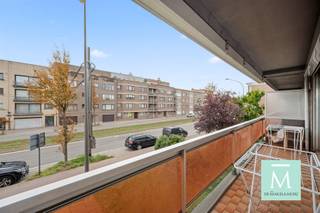 <p><span>Ruim appartement met 2 slaapkamers en garage in Merksem</span></p><p><span>Bent u op zoek naar een ruim appartement met 2 slaapkamers net buiten Antwerpen? Dan mag u de zoektocht stopzetten!</span></p><p><span>Dit appartement bevindt zich op de eerste verdieping van een kleinschalig gebouw, waardoor u weinig gemeenschappelijke kosten betaalt. </span></p><p><span>U komt het appartement binnen, via de gepantserde deur, in de inkomhal met ingebouwde vestiaire. Links van de inkom bevindt zich de grote leef- en eetkamer. Vanuit deze ruimte geraakt u op het groot balkon die zich over de hele breedte van het appartement uitstrekt (6,50 m). Het balkon is gericht naar het zuidwesten, waardoor u een hele dag lang van het zonlicht geniet er is ook een zonneluifel aanwezig.</span></p><p><span>De keuken is ingebouwd met een vaatwasmachine, oven en kookvuur op gas. Vanuit de keuken kan u uw gasten in de eetkamer bedienen via de open bar. Achteraan de keuken is er nog een extra berging waar u een diepvries en wasmachine kan aansluiten.</span></p><p><span>Op het einde van de gang bevinden zich de twee slaapkamers die uitkijken op het kasteel van Groenendael. Daarnaast is er nog een apart toilet en een mooie badkamer met douche.</span></p><p><span>Alle ramen zijn voorzien van elektrische rolluiken.</span></p><p><span>Indien u een wagen heeft, kan u die gemakkelijk kwijt in de garagebox met afstandsbediening (verplicht bij te kopen voor 25000 euro)</span></p><p><span>Dit appartement bevindt zich op een ideale locatie net buiten de ring van Antwerpen. Via tram 6 (halte Merskem Lambrechtshoeken) geraakt u op slechts 15min in het centraal station.</span></p><p><span>Wilt u graag eens een bezoekje brengen? Contacteer ons dan snel via 015/20.20.82 of <span>info@demakelaardij.be</span></span><span> !</span></p>