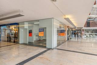 Ontdek dit interessante handelspand gelegen in Shopping 2 in het centrum van Genk. Met een oppervlakte van ca. 39m² is dit het ideale pand voor...