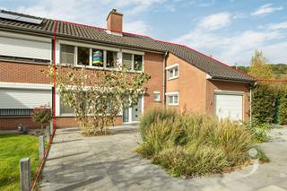 <p><span>Zeer degelijke en instapklare woning op een rustige locatie te Kessel-Lo</span></p><p><span> </span></p><p><span>Deze verzorgde halfopen bebouwing (143m² volgens EPC) is gelegen in een rustige woonwijk aan 'Op de Vliet' en heeft een uitstekende ligging vlak aan de voet van de Kesselberg. Zo zijn alle voorzieningen binnen handbereik: winkels, scholen, het provinciaal domein, Leuven (Station), oprit E314... Een zeer interessante locatie dus!</span></p><p><span> </span></p><p><span>Het pand werd gebouwd in 1986 en werd steeds prima onderhouden en opgefrist waar nodig. Zo werden o.a. de ramen, toegangspoort van de garage en verwarmingsketel reeds vernieuwd.</span></p><p><span> </span></p><p><span>De woning beschikt op de gelijkvloerse verdieping over een ruime inkomhal met gastentoilet en berging. De omvangrijke leefruimte is zeer ruim en heeft een goede aansluiting met de volledig geïnstalleerde keuken dewelke uitkijkt op de aangelegde en omheinde achtertuin.</span></p><p><span>De tuin is zowel bereikbaar via de keuken als een zijpad. Zeer handig voor eventueel fietsen, vuilbakken etc. achteraan te plaatsen. Ook is hier een tuinhuis aanwezig.</span></p><p><span>Op de bovenverdieping vinden we maar liefst 4 ruime slaapkamers terug en een badkamer met ligbad, wastafel en extra toilet. Bijkomend zijn er nog opbergmogelijkheden op de zolder.</span></p><p><span> </span></p><p><span>Een extra troef is de inpandige garage met automatische poort en ruime oprit. Zo kan u eenvoudig uw wagen binnen of buiten veilig parkeren.</span></p><p><span> </span></p><p><span>Dankzij het energielabel D (341kWh/m² jaar) is er geen renovatieplicht van toepassing. Het bijkomend plaatsen van dakisolatie zou de energiescore enorm verbeteren.</span></p><p><span>De woning is asbestveilig. De elektrische installatie niet conform.</span></p><p><span>Het pand werd tot op heden verhuurd maar zal vrij van gebruik zijn bij de akte.</span></p><p><span> </span></p><p><span>Kortom, het ideale pand voor wie op zoek is naar een woning zonder zorgen gelegen op een uitstekende locatie te Kessel-Lo!</span></p><p><span> </span></p><p><span>Meer info? Vraag snel je bezoek aan via <span>info@immolivit.be</span></span><span> of 016 13 31 15.</span></p><p><span> </span></p>
