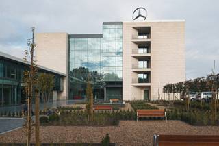 Discover this prestigious office space located in the Mercedes-Benz building on the highly sought-after Avenue de Péage in Woluwe-Saint-Lambert...