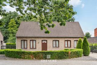 Voor meer info en foto’s, surf naar www.swevers.be – Ontdek deze verrassend ruime en instapklare woning aan Berkenstraat 10 in het rustige,...
