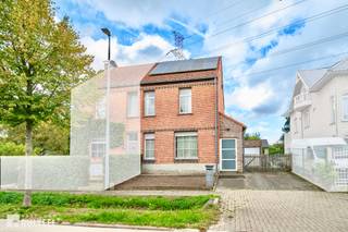 Deze ruime halfopen bebouwing is rustig gelegen aan de rand van Sint-Niklaas en biedt tal van mogelijkheden om er uw droomwoning van te maken. Op het gelijkvloers vindt u een inkomhal, een lichtrijke living met toegang tot het terras, een open ingerichte keuken en een apart toilet. De tussenverdieping beschikt over een badkamer met dubbele lavabo, bad, douche en toilet. De eerste verdieping telt twee slaapkamers en de tweede verdieping beschikt over een derde, ruime slaapkamer. Buiten geniet u van een terras met tuin, een ruime garage die ook ideaal is voor zelfstandigen en meerdere autostaanplaatsen naast de woning. De woning beschikt over dubbele beglazing, centrale verwarming op aardgas, zonnepanelen, een conforme elektrische installatie en is asbestveilig. Dankzij de rustige ligging, de nabijheid van fiets- en wandelroutes en de vlotte verbinding met de E17 en N41 is dit een interessante opportuniteit voor wie ruimte en bereikbaarheid wil combineren. Interesse? Boek vandaag nog uw bezoek!