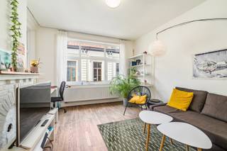 <p><span>Verkocht, compromis in opmaak. Dit lichtrijk 2-slaapkamer appartement geniet van een rustige en gunstige ligging, op wandelafstand van de Coupure en het centrum van Gent.</span></p><p><span> </span></p><p><span>Gelegen op de tweede verdieping, betreedt men het appartement via de inkomhal (voorzien van parket + parlofonie). De gezellige leefruimte met sierhaard en parket geniet veel lichtinval en de ingerichte, functionele keuken beschikt over een kookplaat, dampkap, oven, vaatwasser, koelkast en diepvries. Vanuit de keuken kan u het aangename en zuidwest gerichte terras betreden. Het appartement telt 2 ruime slaapkamers van 16m² en 12m², dewelke zich aan de achterzijde van het gebouw bevinden. De moderne badkamer werd recentelijk gerenoveerd en is uitgerust met een douche, wastafel en toilet. In deze ruimte is eveneens een aansluiting tot het plaatsen van een wasmachine voorzien. Het appartement is op heden verhuurd. </span></p><p><span>Bijkomende troeven zijn: EPC-label B - afzonderlijke tellers EGW - berging op het gelijkvloers - aankoop garage mogelijk (€ 30.000 tot € 45.000) - lage gemeenschappelijke lasten - elektriciteit conform - openbaar vervoer vlakbij.</span></p><p><span> </span></p><p><span>Een bezoek is mogelijk mits afspraak via de Fooz Vastgoed op 09/225.00.78.</span></p><p><span>Prijs is excl. registratierechten en aandeel basisakte. </span></p><p><span> </span></p><p><span>Renovatieplicht: nee</span></p><p><span>Asbestveilig: ja </span></p>