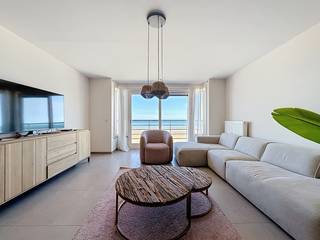 Geniet van rust, ruimte en zeezicht in dit instapklare appartement op de zesde verdieping van een verzorgd gebouw op de Zeedijk van De Panne.<br />Het appartement is in perfecte staat en beschikt over een zongericht terras aan de achterzijde, ideaal te genieten van de zon. Vooraan biedt het grote raam een adembenemend uitzicht op zee.<br />Een unieke kans voor wie op zoek is naar een tweede verblijf of investering aan de kust! Referentie Estelle 0601