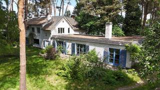 Rustig en gunstig gelegen te renoveren villa op een ruim perceel van 48 are.  Zuid-oost georiënteerd.Na afbraak is de eigendom verkavelbaar in 2...