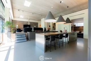 <h2><span>Deze unieke loft te koop in Hasselt is gelegen in residentie Blue lofts, in de rustige Lazarijstraat, vlakbij Quartier Blue en het stadscentrum.</span></h2>
De loft heeft een vlotte verbinding naar de grote en kleine ring en de E313 richting Antwerpen en Tongeren. Dankzij de oriëntatie aan de tuinzijde woon je hier in alle rust, met een mooi groen uitzicht en privacy.<br /><br />Deze luxueus afgewerkte loft beschikt over een bewoonbare oppervlakte van 191 m² en een ruim zuidwestgericht terras van 40 m², bereikbaar via een schuifraam van 14 meter breed.<br /><br />De unieke inrichting, de grote raampartijen en het hoge plafond (tot 4.12m) vallen je onmiddellijk op zodra je de loft binnenstapt. De inkomhal is stijlvol afgewerkt met een houten vloer en indirecte vloerverlichting. De ruime leefruimte straalt rust en klasse uit, met een marmeren wand, een open haard met tablet in blauwe steen en een parketvloer.<br />De maatkeuken met groot eiland met bijhorende tafel is voorzien van alle comfort: koelkast met diepvries (ijsblokjes), 4 wijnfrigo's, 3 ovens, ingebouwde koffiemachine (bonen), gasbekken, keramische kookplaat, teppanyaki, verzinkbare dampkap en vaatwasser.<br />Aansluitend bevindt zich een ingerichte berging met maatkasten, aansluiting wasmachine en droogkast en centraal stofzuigersysteem.<br /><br />De loft beschikt over twee slaapkamers die beide voorzien zijn van airco.<br />Vanuit de dubbele schuifdeur vanuit de leefruimte kom je in de masterbedroom met ensuite badkamer met douche, lavabo, apart toilet en maatkasten.<br />De tweede badkamer bevindt zich in de andere slaapkamer met douche en lavabo.<br /><br />Deze loft is volledig voorzien van maatwerk zoals de keuken, badkamers, dressing, vestiaire en berging<br /><br />Er is de mogelijkheid om een dubbele afgesloten garage met geautomatiseerde sectionaalpoort bij te kopen.<br /><br /><strong>Troeven van deze loft:</strong>
<ul>
<li>Toplocatie met zicht op het groen, vlakbij het stadcentrum </li>
<li>Nieuwe en onderhouden airco-installaties</li>
<li>Centrale luchtverwarming op elektriciteit</li>
<li>Hyperuitgeruste keuken </li>
<li>Geöliede parketvloer, onderhoudsvriendelijk</li>
<li>Centraal stofzuigersysteem</li>
<li>Automatische screens</li>
<li>Twee badkamers</li>
<li>Mogelijkheid tot eigen ondergrondse parkeerplaats</li>
</ul>
Interesse in deze prachtige loft te koop in Hasselt? Contacteer ons via Optie M vastgoed I 0478 41 58 70 I carine@optie-m.be <br />Wil je weten wat jouw woning waard is? Contacteer ons via bovenstaande gegevens.<br />Extra informatie: WG&GSO/VG/GVV/GMO/GVKR