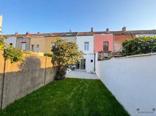 <h1><span>Instapklare en vernieuwde gezinswoning met 3 slaapkamers en tuin te Merksem</span></h1><p><span>Bent u op zoek naar een instapklare gezinswoning waar u zonder zorgen uw intrek kunt nemen? Dan is deze volledig vernieuwde woning aan de Karel van Dammestraat 50 in Merksem zeker een bezoek waard.</span></p><p><span>U komt binnen via de inkomhal die toegang geeft tot de lichtrijke leefruimte. Dankzij de grote raampartijen geniet u hier van een aangename lichtinval. De onderhoudsvriendelijke keramische tegelvloer en de stijlvolle inbouwspots zorgen voor een moderne en warme uitstraling.</span></p><p><span>Aansluitend bevindt zich de volledig nieuwe open keuken, deze wordt in augustus nog geplaatst door Apart Keukens uit Hoogstraten, een gerenommeerd keukenbedrijf dat garant staat voor een hoogwaardige afwerking. Via het grote schuifraam bereikt u het terras en de gezellige, onderhoudsvriendelijke tuin, waar u in alle rust kunt genieten. Op het gelijkvloers is bovendien een apart gastentoilet voorzien.</span></p><p><span>Op de eerste verdieping bevinden zich een ruime slaapkamer en een volledig uitgeruste badkamer met ligbad, aparte douche, dubbele wastafel en toilet.</span></p><p><span>De tweede verdieping telt nog twee volwaardige slaapkamers, waardoor de woning in totaal over drie ruime slaapkamers beschikt. Via een zolderluik bereikt u de praktische zolder, ideaal als extra bergruimte.</span></p><p><span>Deze woning werd bovendien recent voorzien van een volledig nieuw geïsoleerd dak, wat een belangrijke meerwaarde biedt op het vlak van energiezuinigheid en wooncomfort. </span></p><p><span>Troeven van deze woning</span></p><ul><li><span>Instapklare gezinswoning</span></li><li><span>Volledig nieuw geïsoleerd dak</span></li><li><span>Nieuw EPC in opmaak na de energetische renovaties</span></li><li><span>Elektrische installatie conform</span></li><li><span>Nieuwe kwaliteitskeuken van Apart Keukens</span></li><li><span>Drie volwaardige slaapkamers</span></li><li><span>Gezellig terras en onderhoudsvriendelijke tuin</span></li><li><span>Praktische zolderberging </span></li><li><span>Lichtrijke leefruimte met moderne afwerking</span></li><li><span>Centrale ligging nabij winkels, scholen, openbaar vervoer en belangrijke invalswegen</span></li></ul><p><span>Deze woning combineert een kwalitatieve afwerking, hedendaags wooncomfort en een uitstekende ligging in Merksem. Ideaal voor gezinnen, starters of iedereen die op zoek is naar een instapklare woning met een gunstige bereikbaarheid.</span></p><p><span>Interesse? Contacteer Janssen en Janssen Vastgoed voor meer informatie of plan vandaag nog uw bezoek.</span></p>