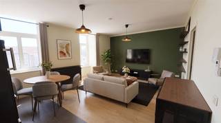 <p>Dit aangename dakappartement op de 4de verdieping is ideaal gelegen in Merksem, vlakbij Schoten. De woning biedt een mooi uitzicht over de buurt en beschikt bovendien over een interessante troef: vanuit de slaapkamer is er rechtstreeks toegang tot het platte dak. Mits het bekomen van de nodige omgevingsvergunning kan hier een dakterras worden gerealiseerd.</p><p>Tussen de foto's werd een AI-gegenereerde voorbeeldafbeelding toegevoegd om een idee te geven van hoe het mogelijke dakterras eruit zou kunnen zien. Let op: dit is enkel een illustratie. Het dakterras is momenteel niet aanwezig.</p><p>De ligging is een absolute troef. De tram stopt vlak voor de deur, waardoor Antwerpen vlot en rechtstreeks bereikbaar is. Dankzij de ligging aan de Bredabaan bevinden winkels, horeca en dagelijkse voorzieningen zich op korte afstand. Ook Schoten en belangrijke verbindingswegen zijn gemakkelijk bereikbaar.</p><p>Het appartement omvat een aangename leefruimte met airconditioning, één slaapkamer en een prachtige badkamer met bad en wastafel. Aan de badkamer bevindt zich een praktische berging, waar de elektriciteitskast en verwarmingsketel zijn ondergebracht.</p><p>Troeven:<br />• Dakappartement op de 4de verdieping<br />• Toegang tot het platte da<br />• Mogelijkheid tot dakterras mits vergunning<br />• Tramhalte vlak voor de deur<br />• Uitstekende verbinding met Antwerpen<br />• Praktische berging</p>