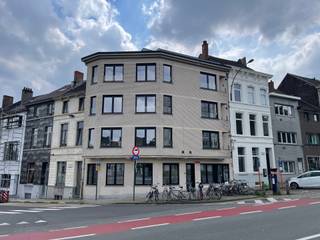 Wenst u een bezoek? Gelieve NIET te BELLEN maar uw bezoek aan te vragen via www.immodavinci.be/nl/te-huur <br /><br />LIGGING:<br />Deze gerenoveerde appartementen bevinden zich op fietsafstand van centrum Gent aan de Stropkaai. Super ontsluiting universiteiten, ziekenhuizen,... <br />De appartementen zijn voorzien van alle moderne comfort en de ruimtes geniet veel lichtinval. De doucheruimtes zijn telkens uitgerust met inloopdouche, toilet en wastafel. <br /><br />Bent u op zoek naar een goed gelegen appartement? Vraag uw bezoek aan! <br /><br />“Deze woning heeft een A-label! Dit wil zeggen dat het gebouw in de laagste energie-klasse zit en dus zéér energiezuinig is. Door het lage energieverbruik wordt niet alleen de CO2-uitstoot verminderd, maar ook de energiekosten worden aanzienlijk verlaagd!<br /><br />Het EPC A-label is een officiële classificatie die enkel wordt toegekend aan gebouwen met een hoge energie-efficiëntie en een lage energie-index.<br /><br />Deze woning werd uitgerust met duurzame isolatie, een efficiënt verwarmingssysteem, waterrecuperatie, energiezuinige verlichting en zonnepanelen. Dankzij deze energiebesparende maatregelen en geavanceerde technologieën wordt het energieverbruik tot een minimum beperkt en is waardevast futureproof wonen gegarandeerd!”<br /><br />Huurprijs: € 825/maand + forfait €90/maand<br />Gemeenschappelijke wasruimte met bergplaatsen!