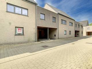 De woning beschikt over een ruime leefruimte die naadloos overgaat in een moderne, open keuken. Deze is volledig uitgerust , ideaal voor...