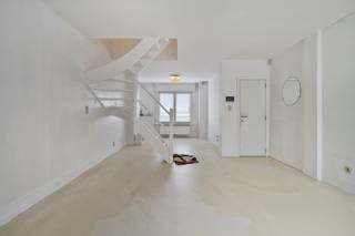 <p>Welkom in jouw nieuwe thuis! Deze woning bevindt zich in een aangename, residentiële wijk in Oostende. Een unieke locatie met een prachtig zicht over de befaamde Spuikom, waar het kabbelende water een perfecte combinatie vormt tussen rust, ontspanning én recreatie. De omgeving nodigt uit tot gezellige wandelingen, fietstochten en tal van sportieve activiteiten op en rond deze uitzonderlijke setting.</p>
<p>Dit eigendom biedt alle bouwstenen om hier een warme, persoonlijke stek te creëren. Met als absolute troef een tuin die zich op zonnige dagen moeiteloos ontpopt tot jouw favoriete plek.</p>
<p>Je komt binnen via de inkomhal die je verder leidt tot de riante leefruimte welke dankzij de open indeling geniet van een heerlijk ruimtelijk gevoel. Aangrenzend heb je een trendy keuken die praktisch werd voorzien van hoogwaardige toestellen en een kookeiland. Verder bevindt er zich op het gelijkvloers nog een badkamer met een ruime inloopdouche, toilet en lavabo in meubel. Aansluitend heb je een technische ruimte met aansluitingen voor was- en droogmachine.</p>
<p>Op de eerste verdieping ontdek je 2 volwaardige slaapkamers, beide met een oppervlakte van 14,70 m². Tot slot bereik je via de vaste trap nog een zolderruimte van 34 m² die benut kan worden als derde slaapkamer, hobbykamer of simpelweg als opslagruimte.</p>
<p><strong>Technische gegevens: </strong>Centrale verwarming op gas via een condenserende ketel, dubbele beglazing in PVC en HR-beglazing in hout. <strong>Elektriciteit is conform. </strong></p>
<p><strong>Stedenbouwkundige inlichtingen en bodemattest aanwezig. Niet-asbestveilig. Bevindt zich niet in een risicozone voor overstromingen (P- en G-score D). Renovatieverplichting niet van toepassing.</strong></p>