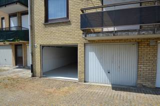 Geen parkeerstress meer: uw voertuig staat altijd veilig in deze afgesloten garagebox, bereikbaar via de Meeuwenstraat.<br />De garage is voorzien van elektriciteit en verlichting, wat extra comfort en gebruiksgemak biedt.<br />Met een royale afmeting van ongeveer 13,4 meter diep en 2,80 meter breed biedt deze garagebox meer dan voldoende ruimte voor een wagen, extra opslag of een combinatie van beide.<br />Ref. G523