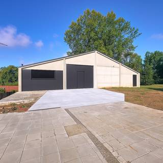 Deze loods van <strong>410 m²</strong> is gelegen in Herzele, langs een rustige weg maar toch vlot bereikbaar. Het gebouw beschikt over de nodige <strong>elektriciteitsvoorzieningen</strong> en biedt dankzij de grote <strong>open ruimte</strong> heel wat mogelijkheden voor diverse doeleinden zoals stockage, atelier of andere professionele activiteiten.<br /><br />De gevel aan de linkerkant wordt nog afgewerkt met een <strong>modern raam en strakke panelen</strong>, wat de loods een verzorgde en eigentijdse uitstraling geeft. Bovendien is de loods voorzien van een <strong>automatische poort</strong>, wat het gebruik extra praktisch en comfortabel maakt. <br /><br /><strong>Alles op een rijtje:</strong><br />
<ul>
<li>410 m² bruikbare oppervlakte</li>
<li>Rustige ligging, toch vlot bereikbaar</li>
<li>Voorzien van elektriciteit</li>
<li>Grote open ruimte</li>
<li>Automatische poort</li>
<li>Onmiddellijk beschikbaar</li>
<li>Huurprijs bedraagt €1.350/maand</li>
</ul>